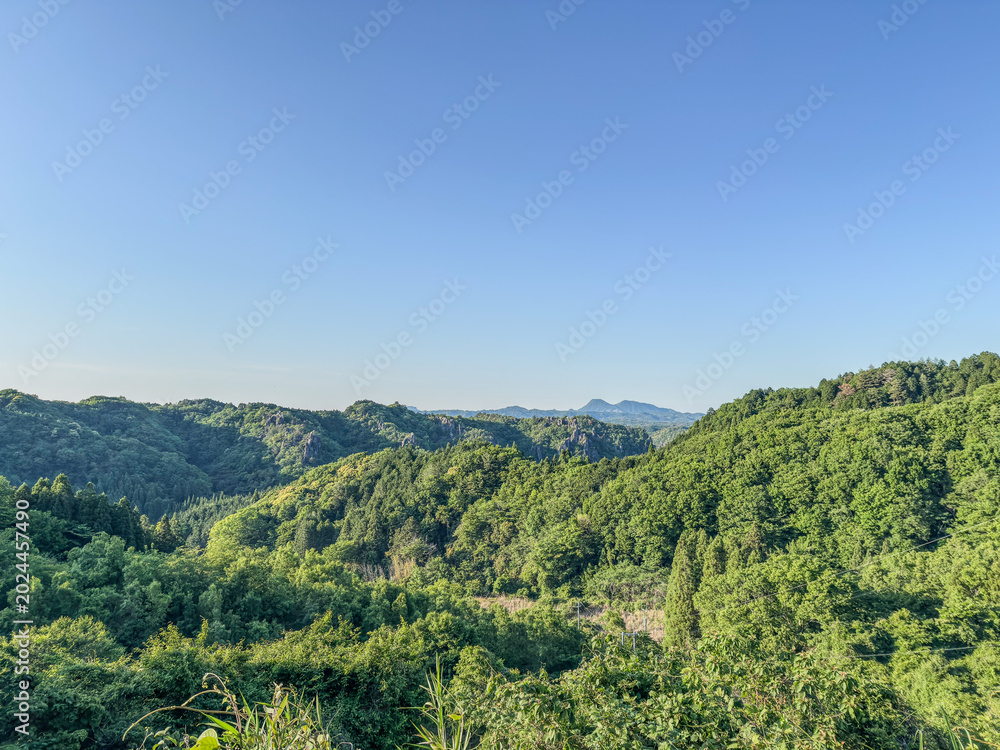Fototapeta premium 青空と新緑広がる山々の風景