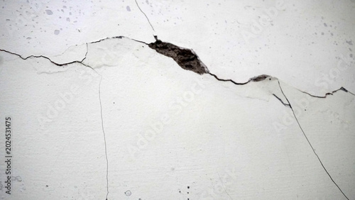 Cuadro en lienzo Severely cracked white wall with deep fractures and exposed interior damage