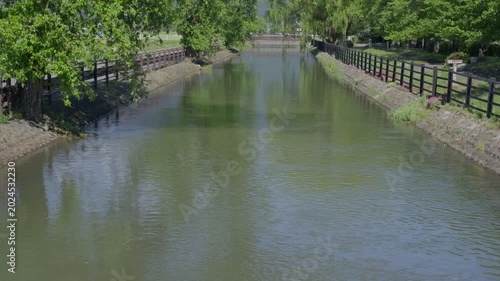 木々に囲まれた大きな水路
