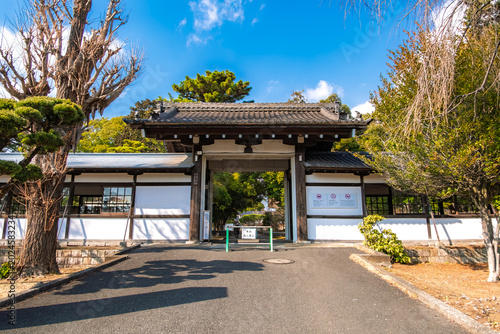 Photos 神奈川県横浜市 青空と新緑に映える白壁が美しい大本山總持寺の金鶏門