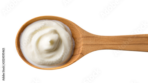 Fotografía Isolated fresh creamy swirl of yogurt, sour cream, or mayonnaise in a natural wooden spoon