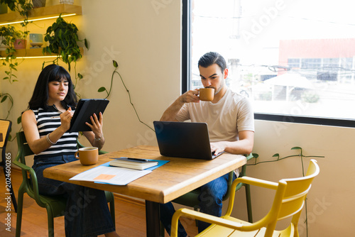 Fotografía Freelancers concentrating on projects, remote work lifestyle, enjoying coffee in