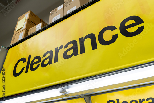 Obraz na plátne Bright Clearance Sale Sign Displayed Inside A Retail Store