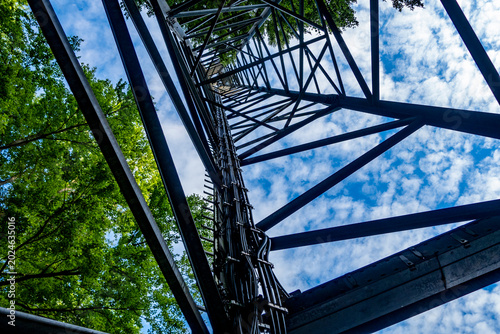 Fotografie Funk und Sendemast im Wald
