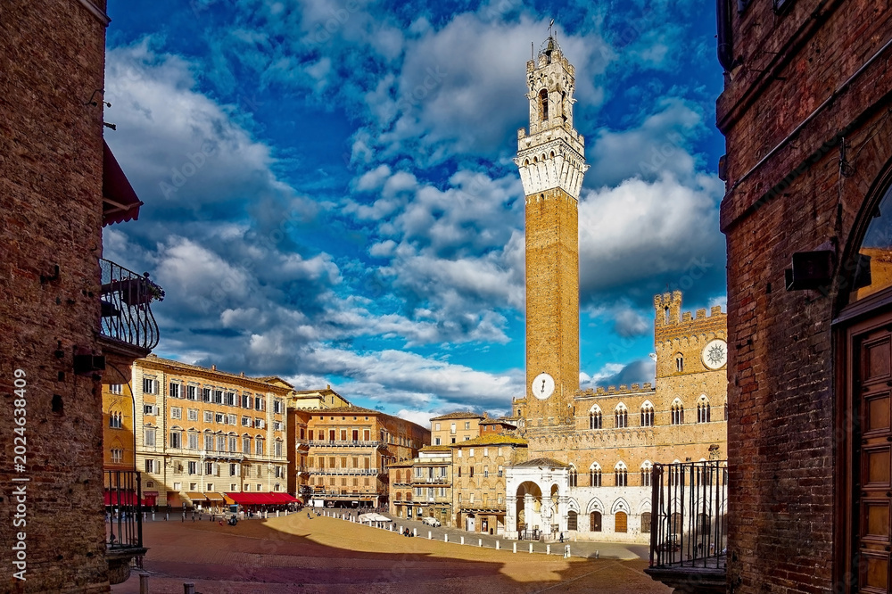 Fototapeta premium Blick auf die historische Piazza del Campo in Siena, Toskana