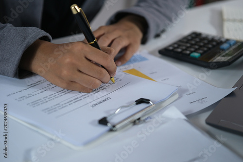 Tableau sur toile A businesswoman signs a contract