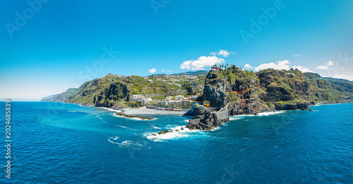 Foto Aerial drone view of the Madeira coastline with steep cliffs, Atlantic Ocean, and natural landscape