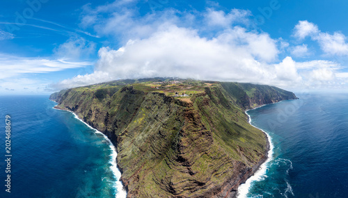 Foto Aerial drone view of the Madeira coastline with steep cliffs, Atlantic Ocean, and natural landscape
