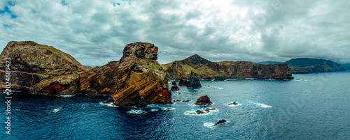 Foto Aerial drone view of the Madeira coastline with steep cliffs, Atlantic Ocean, and natural landscape