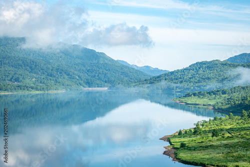 Plakat 夏の野反湖に映る青空と緑の山並みが美しい静寂の湖面風景（群馬・中之条町）