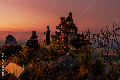 Quadro su tela The natural background of the evening twilight, the colorful sky inside Sukhothai Historical Park, a tourist attraction that Europeans always visit