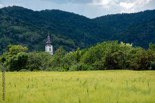 Foto A small church between fields and mountains of a village in Vojvodina, Serbia