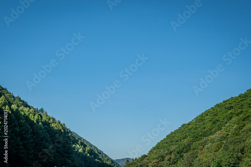 Foto 初秋の檜枝岐村に広がる山あいと澄みわたる青空の風景（福島県）