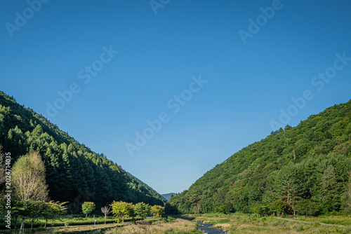 Cuadro en lienzo 初秋のミニ尾瀬公園と伊南川を囲む山並みの風景（福島県檜枝岐村）