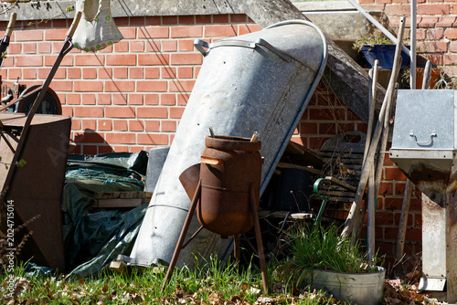 Foto Backyard clutter creating a messy storage area