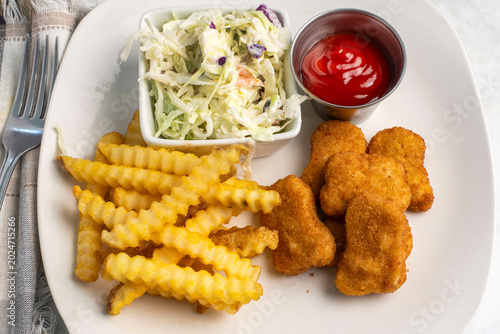 Φωτογραφία chicken nuggets  with cole slaw and fries