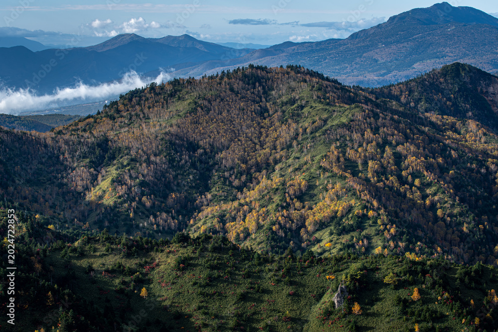 Fototapeta premium 横手山ドライブインから望む秋色に染まる山並み（長野県山ノ内町）