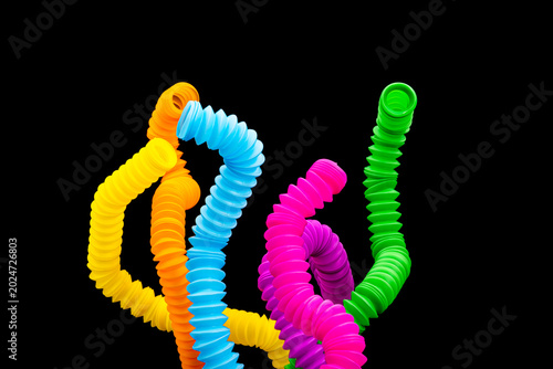 Foto A colorful arrangement of stretchy ribbed colorful plastic flexible tubes agains