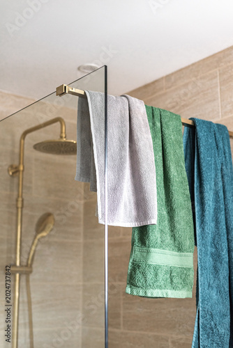 Bild auf Leinwand Douche, serviettes de toilette, serviettes de douche, serviettes sur paroi de do