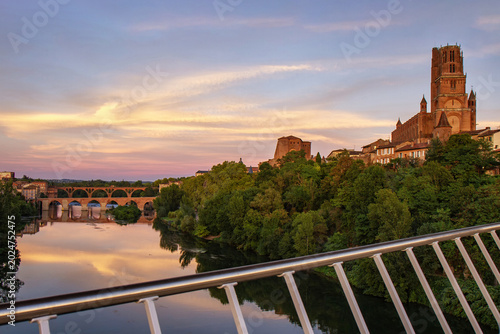 Albi au coucher de soleil avec ciel spectaculaire rose et violet, silhouette de la cathedrale Sainte-Cecile, paysage dramatique Occitanie France