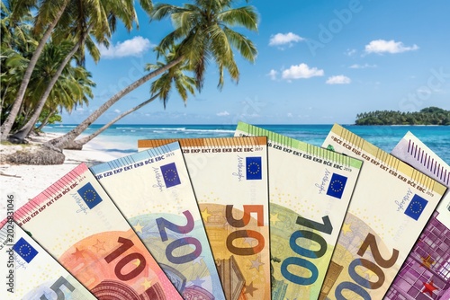 Alle Euroscheine vor Palmenstrand