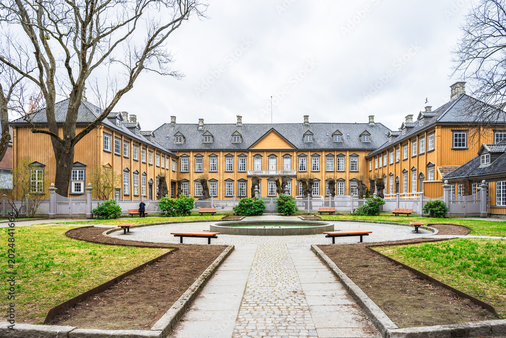 Obraz premium Royal Residence Stiftsgarden in Trondheim, Norway. It is one of the largest wooden buildings in Northern Europe