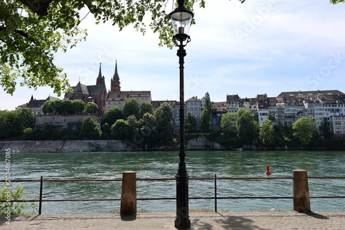 Blick von Kleinbasel auf Grossbasel im Frühling