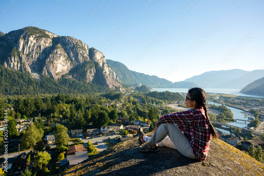 Fototapeta premium Stawamus Chief Squamish Howe Sound Woman Tourist