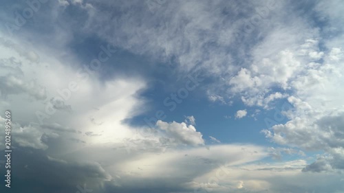 Time lapse de nubes en movimiento atravesando el cielo, con cambios suaves de luz natural y formaciones nubosas dinámicas.