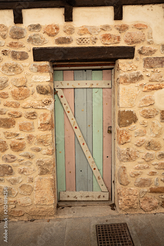 Puerta de madera antigua de colores.