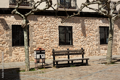 Banco y papelera de diseño en Covarrubias, Burgos.