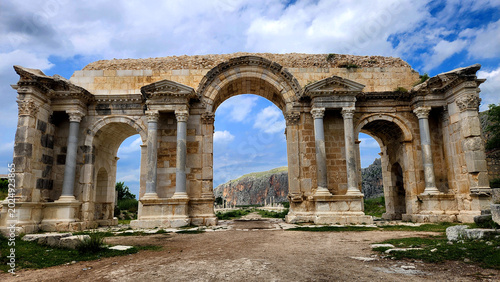 Tableau sur toile The unique three-arched Victory Gate to the ancient Anavarza city in Dilekkaya village of Kozan district in Adana province (Turkey)