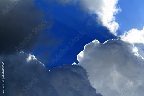 Foto Clear skies peeking through the clouds