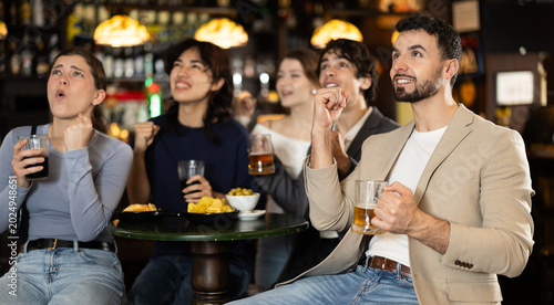 Schilderij op canvas Sports fans react with delight to changes in lucky game