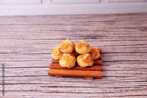 Photos Kue Nastar or Golden pastries rest on a wooden board