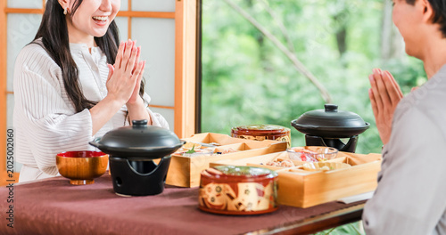 Tableau sur toile Couples enjoying kaiseki cuisine at a traditional Japanese inn (in-room dining,
