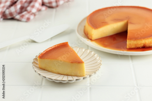 Quadro su tela Sliced Caramel Flan Quesillo on White Plate