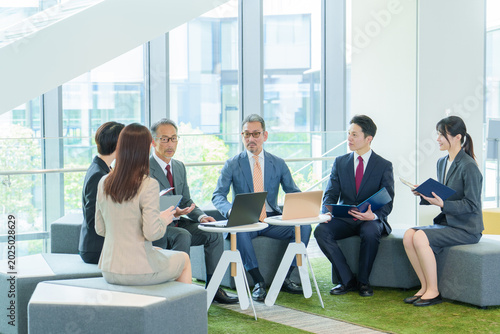 Photos オフィスで会議、打ち合わせをするビジネスパーソン