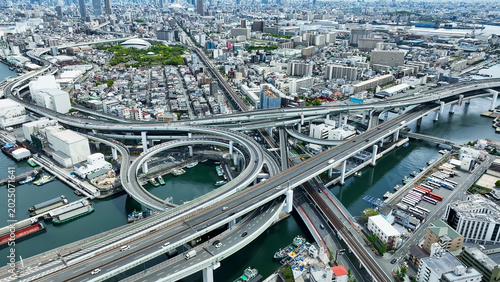 Plakat 都市と道路の風景ドローン空撮
