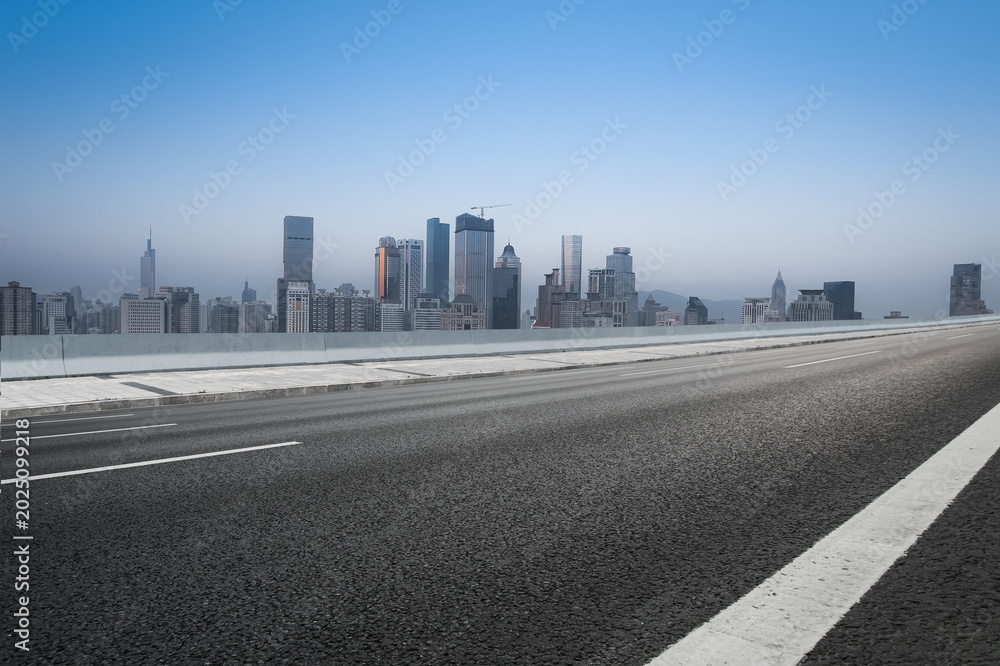 Obraz premium Empty Urban Highway Overlook With City Skyline View