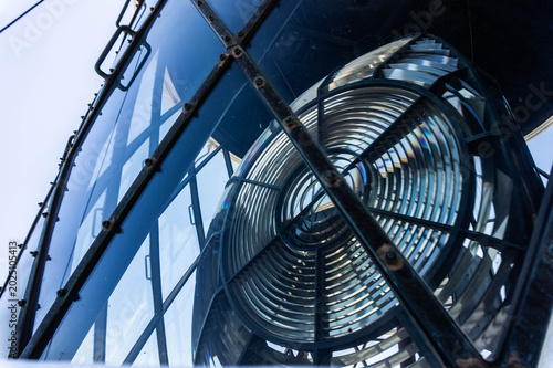 Schilderij op canvas Close-up of a blue glass Fresnel lens showing intricate refractive patterns