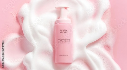 Foto Pink Foaming Cleanser Bottle Surrounded by Soap Suds on a Pink Background, Glow