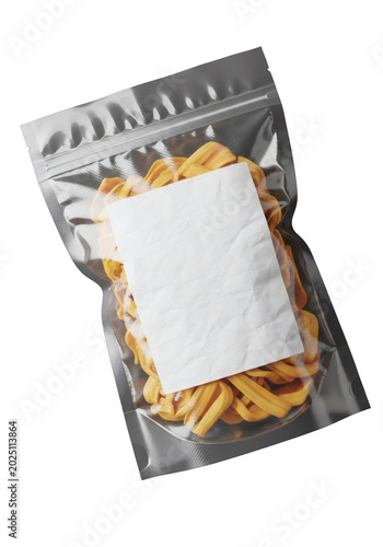 Foto Bag of dried jackfruit chips, vacuum-sealed with a blank label, isolated on tran