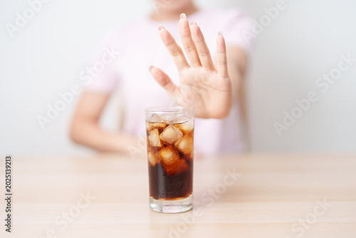 Foto Healthy woman hand stop sign to refuse soft drink and soda, say no to sugar and
