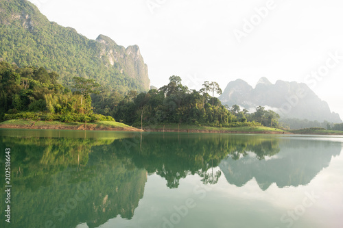 Foto Landscape view of Khao Sok National Park, Surat Thani Province, Thailand