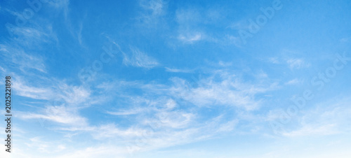Foto Clear blue sky with wispy white clouds