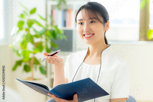 制服を着た受付の女性