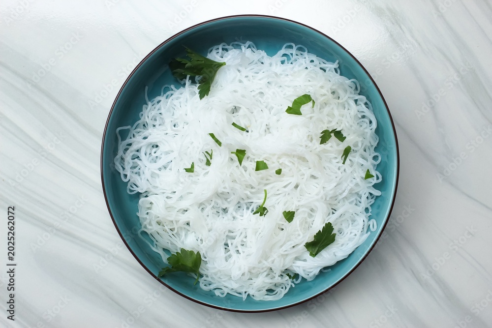 Ταπετσαρία top view of a plate of rice noodles with celery sprinkled on top