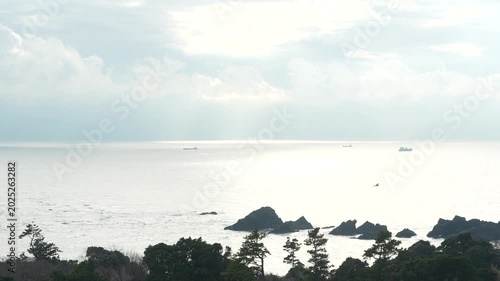 海岸と沖を行く船