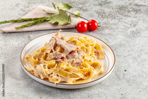 Foto Italian pasta fettuccine with prosciutto